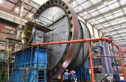 中信重工蒙古国大型铜钼矿磨机完成试车