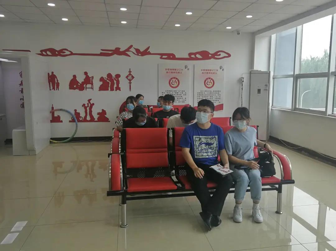 浪漫“520”新人扎堆领证 宁津县民政局婚姻登记处为爱护航