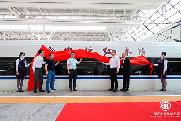 浙江省东阳市副市长黄阳明（右三）、中信红木董事长李忠信（左四）、华铁传媒集团副总裁杜劲松（右二）等领导嘉宾共同为“中信红木号”品牌专列揭幕