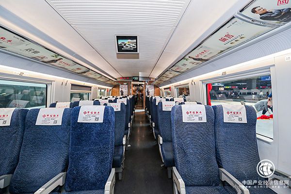 列车上的小桌板、头片、行李架、车厢广告等都融入了中信红木的品牌形象