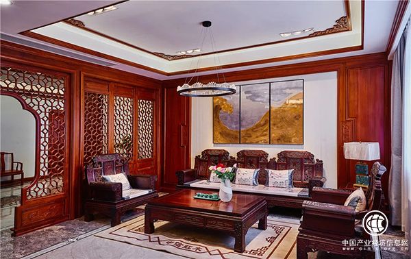 中信红木把每一件家具都当成艺术品去做，确保品质如一