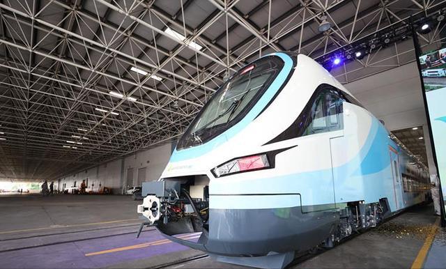 中国首列出口欧洲双层动车组下线