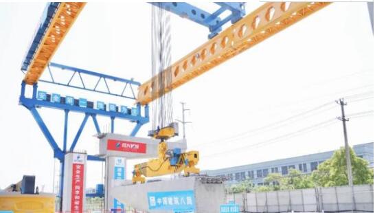 国内首台“智能装配造桥机”成功运行