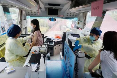 中国首款纯电动疫苗流动接种车出口沙特