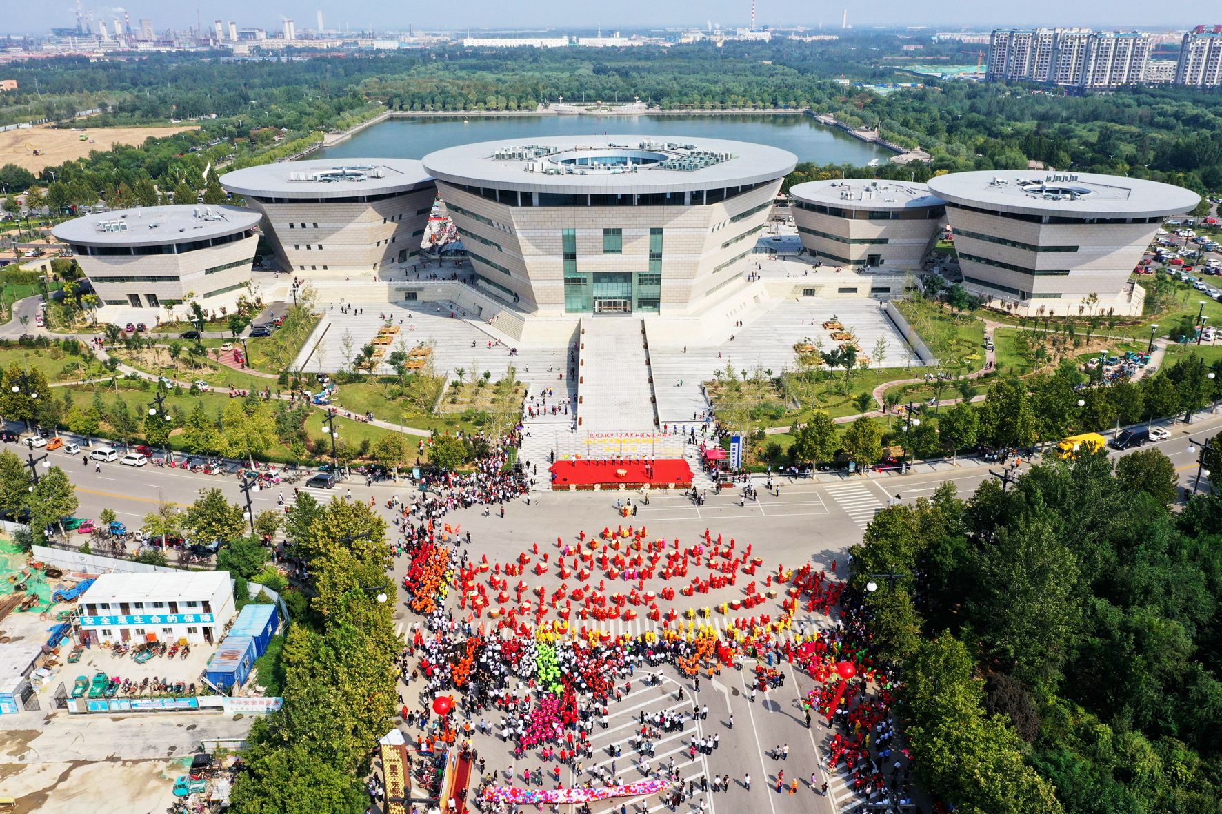 人民至上的平原画卷