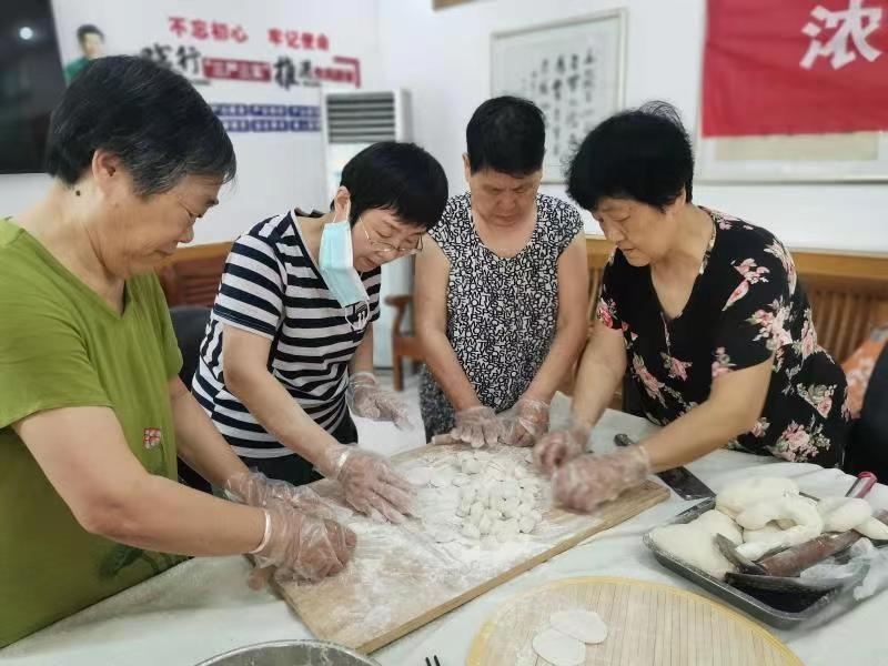 阜桥街道新刘庄社区：浓浓端午节 敬老饺子宴