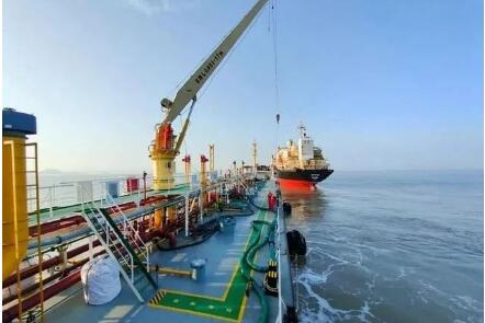中国石化首个“海上移动加油站”润吉1号启航