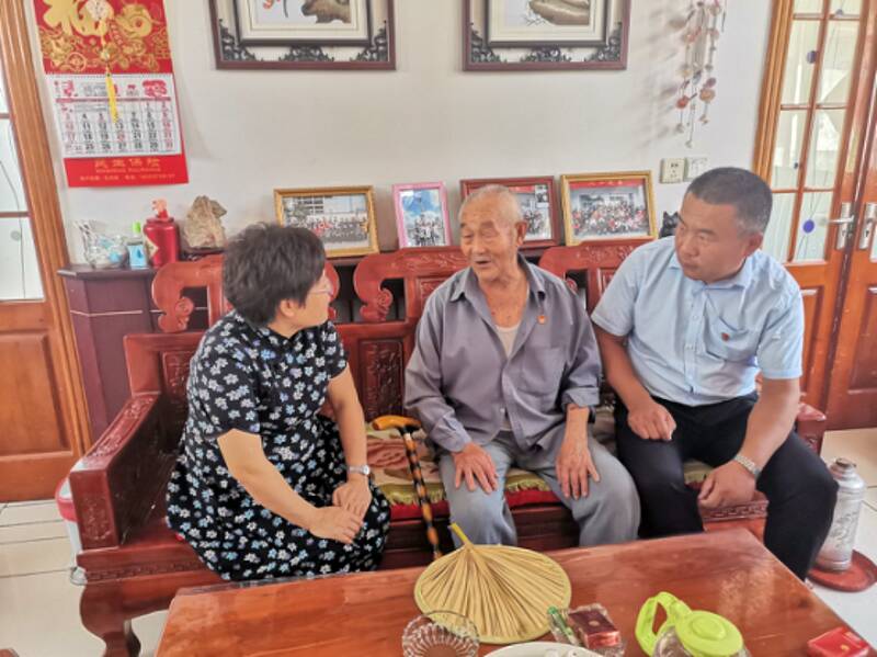 济宁曲阜爱心人士走访慰问尼山镇老党员