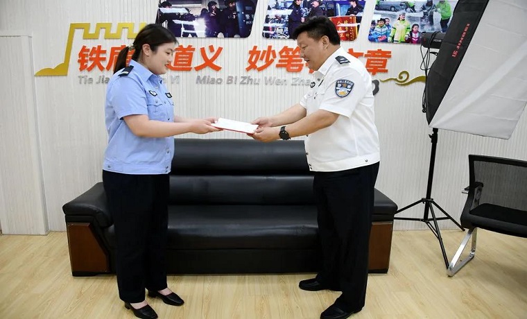 暖警心 励斗志 | 济宁市公安局为优秀辅警送奖上岗