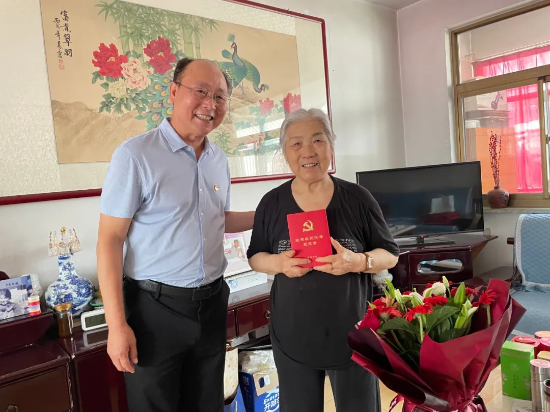 光荣在党50年 薪火相传守初心----德州市中医院党委走访慰问老党员并送上“光荣在党50年”纪念章