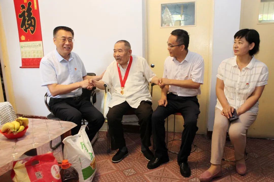 德州市立医院党委书记段立新为老党员送上“光荣在党50年”纪念章