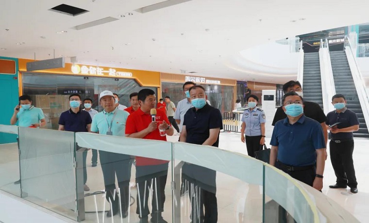 济宁太白湖新区党工委书记展鑫到吾悦广场项目召开现场会