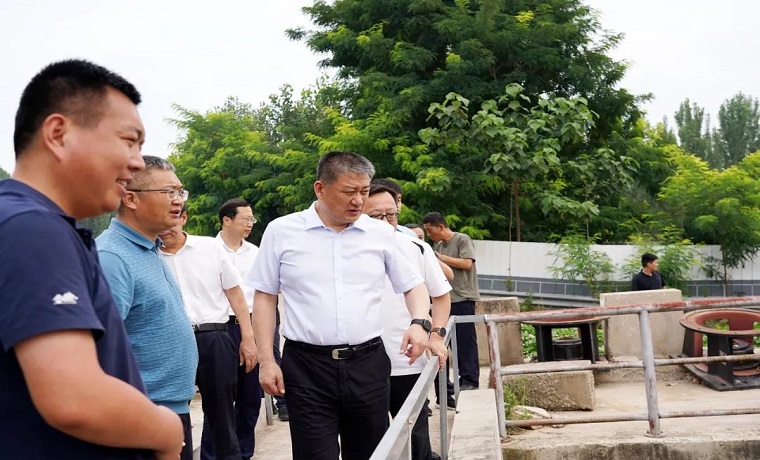 济宁任城区委书记于胜涛就农村黑臭水体与稻田回水治理问题整改落实情况现场办公