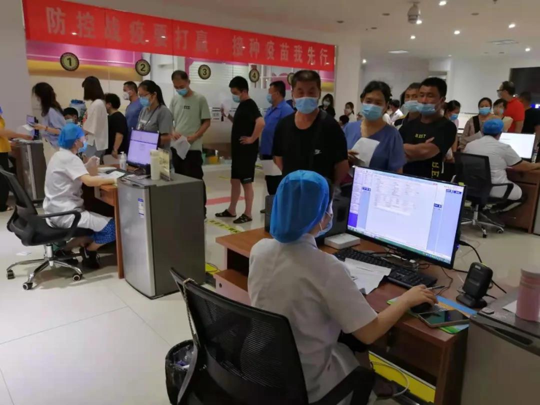 德州联合医院东北城新冠疫苗集中接种点：群众冒雨来接种 加班加点打疫苗