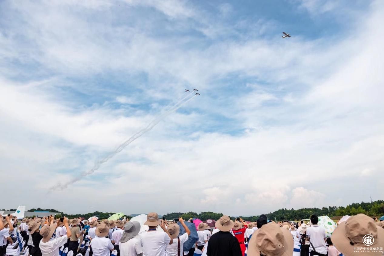 飞跃长株潭，2021湖南通航大会动态飞行表演“惊艳”亮相