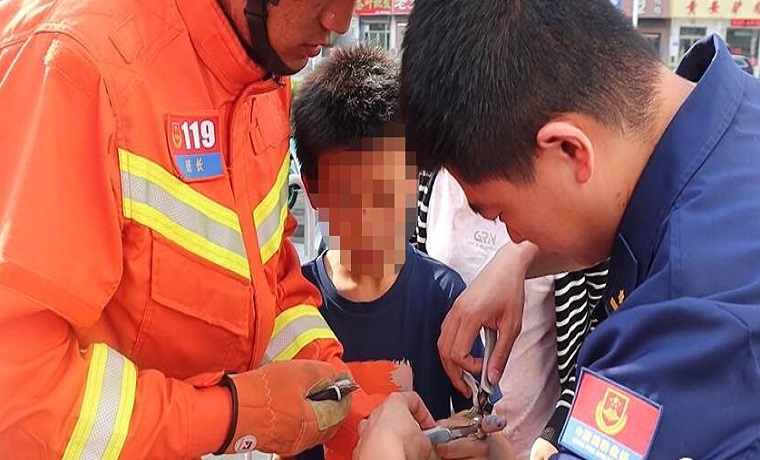 男童铁环卡手无法脱困 济宁消防快速解难