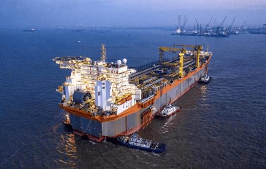 我国自主建造的新型海上浮式生产储卸油船交付离港