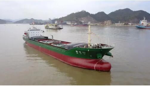 全球首艘10万吨级智慧渔业大型养殖工船进坞施工