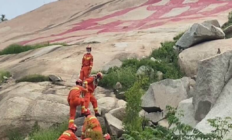 济宁男子爬山中暑被困 消防员紧急救援