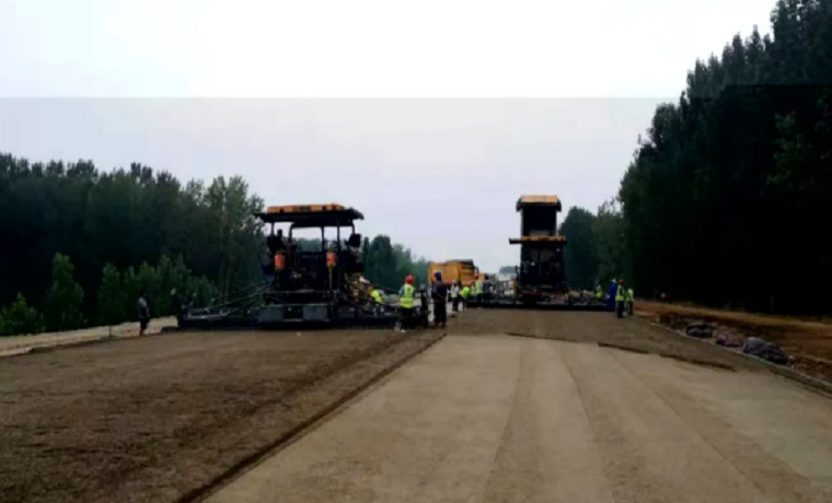 济宁环湖大道东线太白湖新区段完成主线路面水稳铺筑