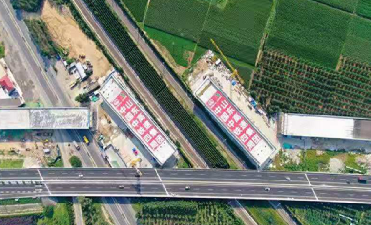 提前1个月完工 两座万吨级大桥成功“牵手”