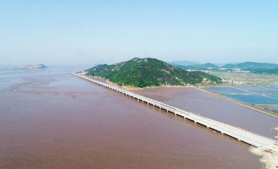 浙江省舟山市笔架山特大桥实现全幅贯通