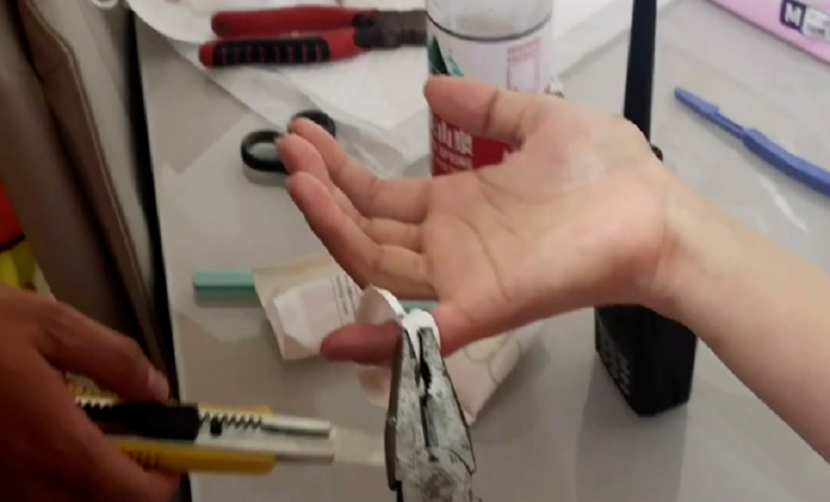 女孩手指卡在洗面奶瓶内 济宁消防员火速救援