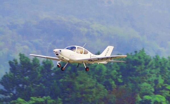 航空工业集团研制的AG100适航验证机顺利完成首飞