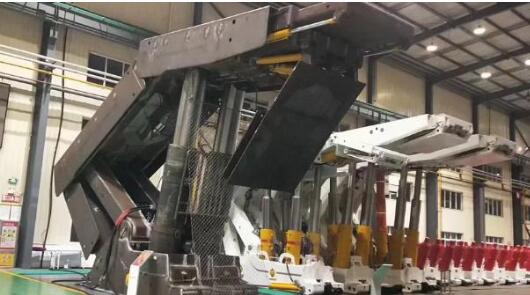 世界首台10米超大采高液压支架在东华重工公司组装完成