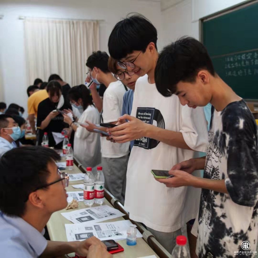 金融服务校园 建行嘉兴分行营业部温情助力开学季