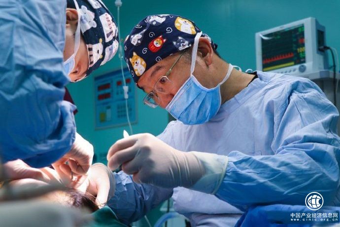 中国当代面部整形手术先驱人——袁强博士