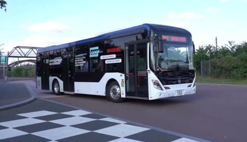 中企制造自动驾驶客车在法国开启路况示范运行