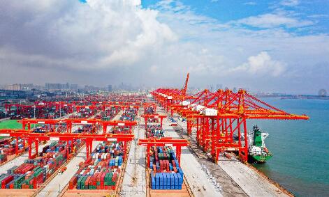 山东日照港建成全球领先的顺岸开放式全自动化集装箱码头