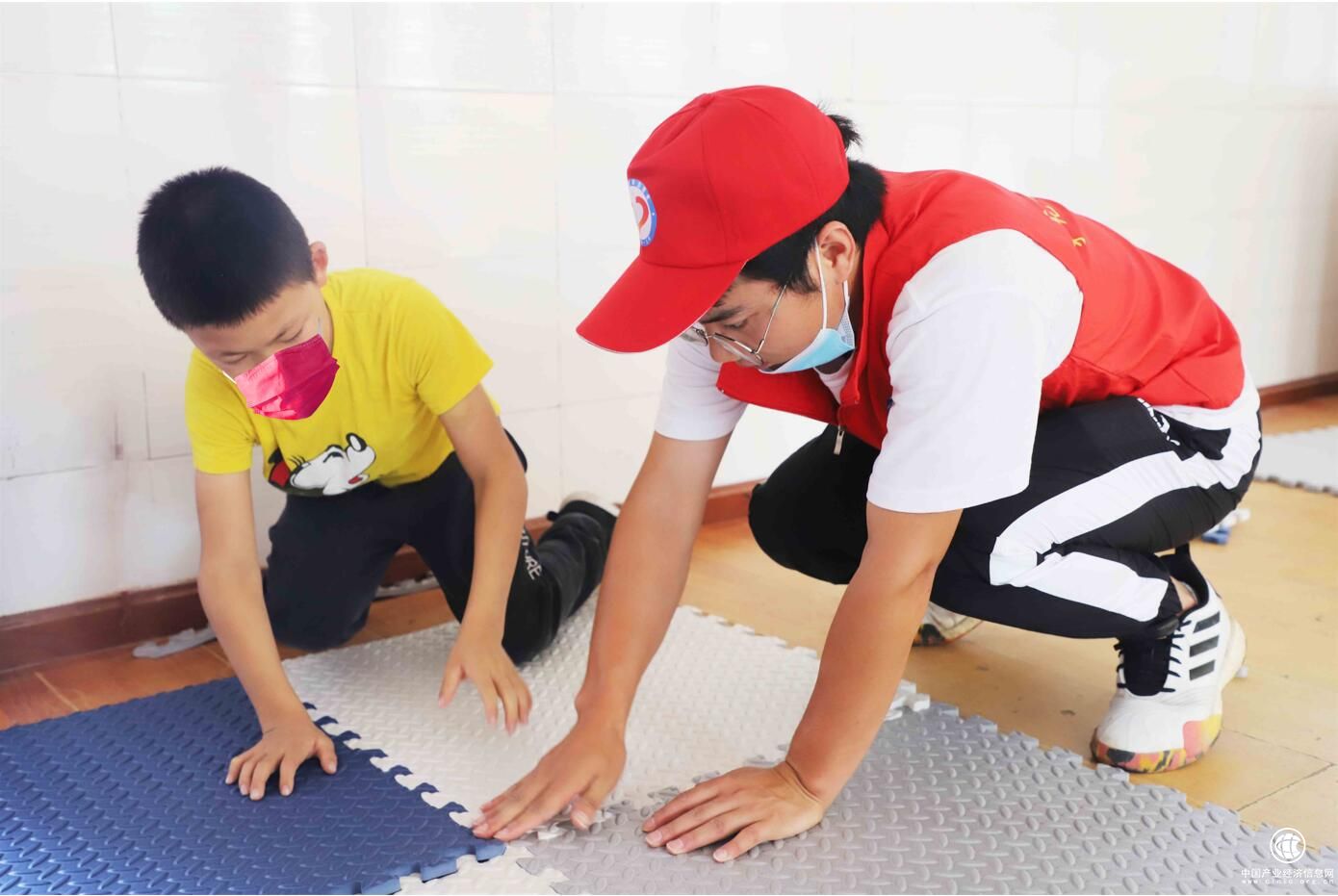 为“折翼天使”插上翅膀 中建三局一公司西部公司志愿者为残疾儿童“秒变”多功能康健活动室