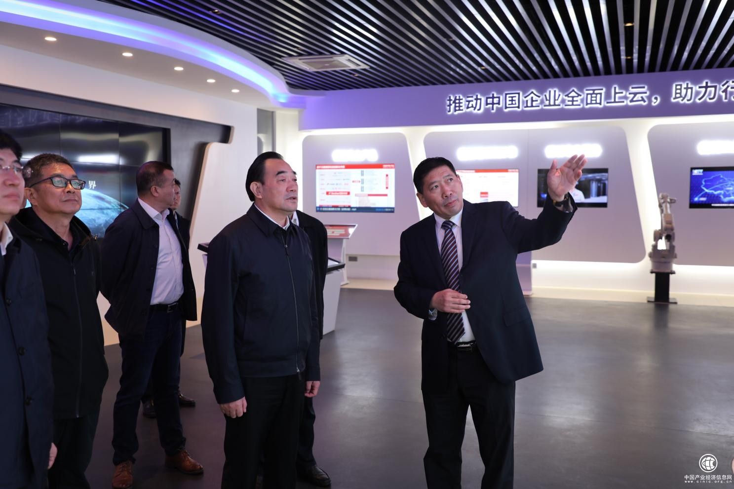 江苏省人大常委会领导一行莅临华云数据参观调研 探讨加快构建江苏数字经济发展新格局