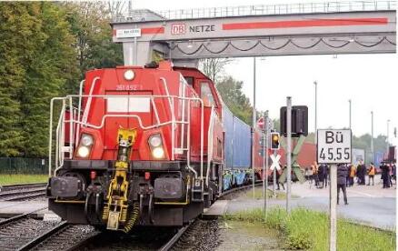 首发“上海号”中欧班列抵达德国汉堡