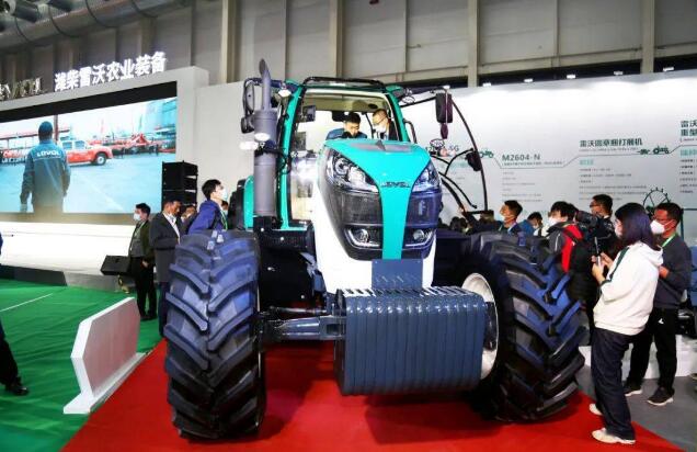 中国首台商业化CVT智能拖拉机发布