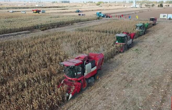 全国首台无人驾驶玉米收割机顺利试运行