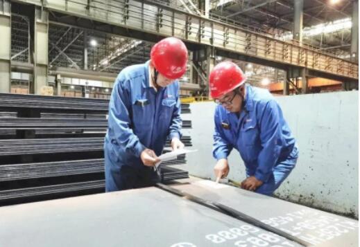 太钢首卷不锈钢+碳钢非对称组坯复合热轧卷成功下线