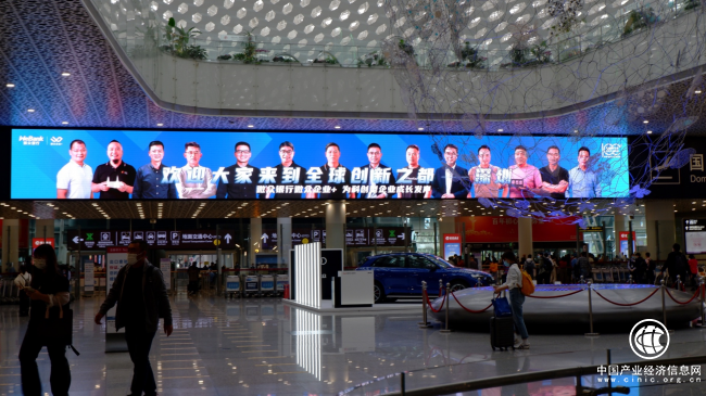 微众银行助企登大屏，科创企业家震撼亮相深圳宝安机场