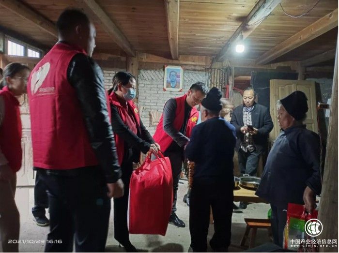 寒冬送暖，碧桂园服务党员志愿者慰问独居老人