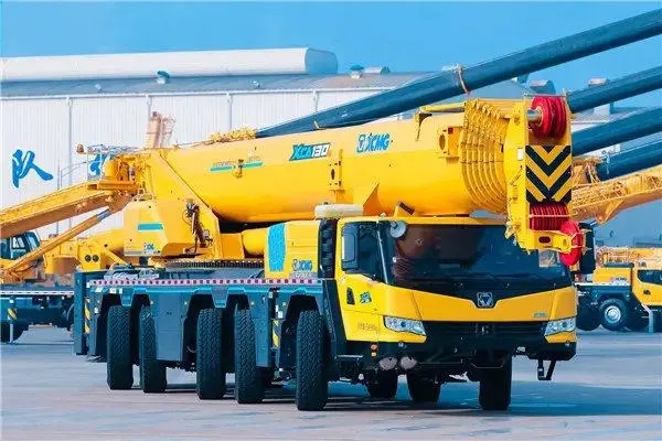 首款100%国内自主化全地面起重机下线