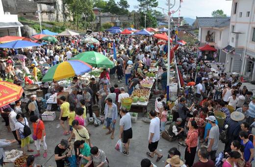 推动县乡消费提质扩容