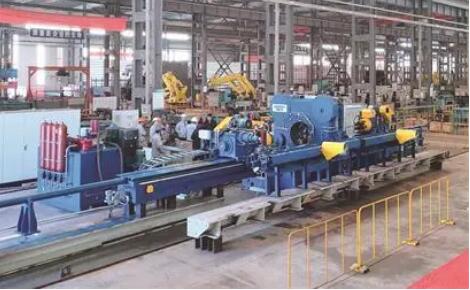 国内首台套四锤头径向锻机下线