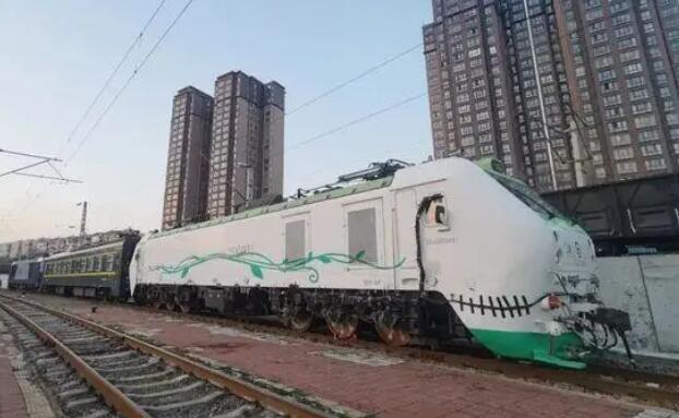 我国首台大功率永磁直驱客运电力机车正线试验完成