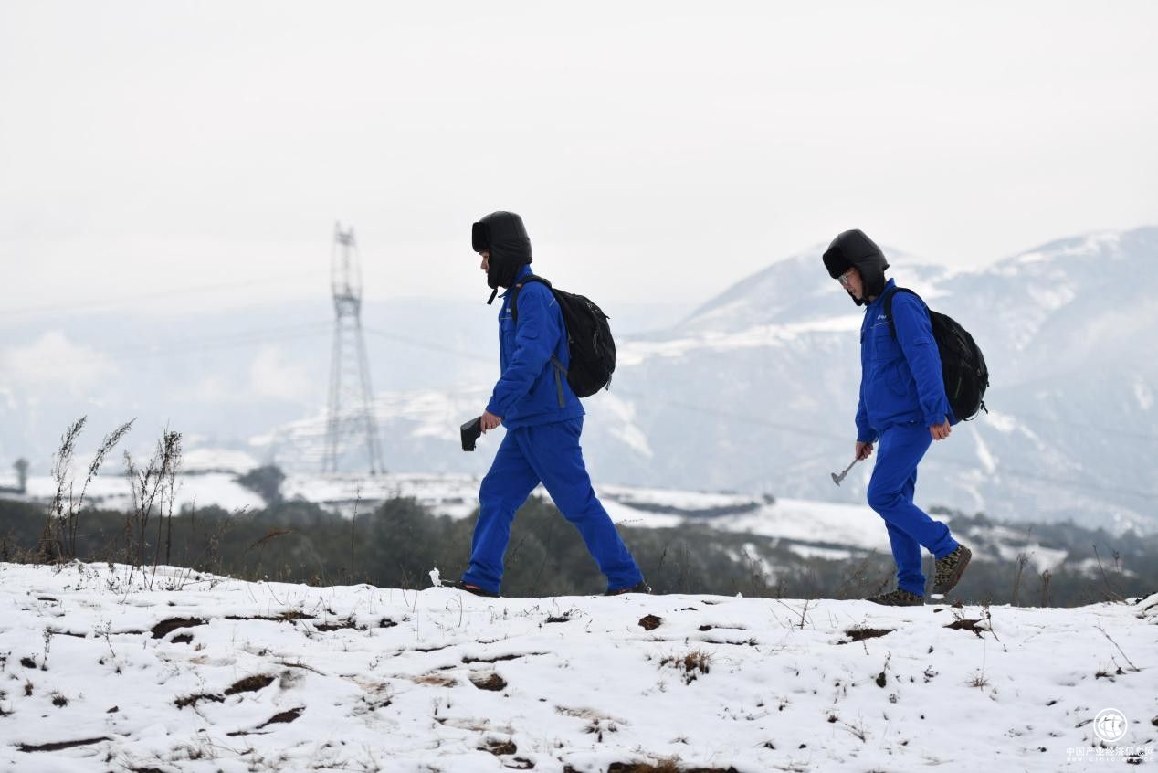  四川大凉山冬季保供电：“冻人”也“动人”