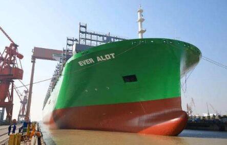 沪东中华建造世界最大24000TEU级集装箱船入坞