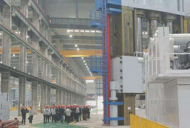 中国一重设计制造的100MN油压机一次性热负荷试车成功