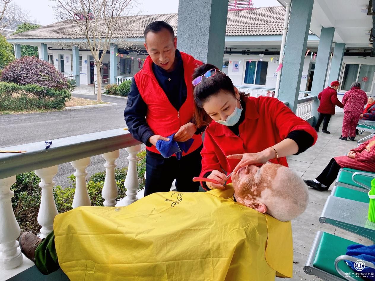  安吉县烟草专卖局：义务理发26载 “孝丰小院”掀起红色热潮