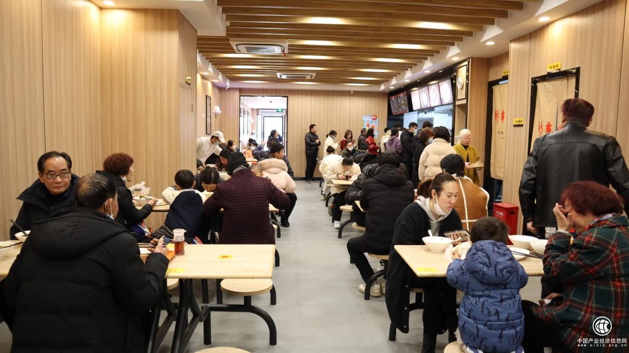  三次登上央视的新丰小吃，如何获得年轻消费者的青睐？